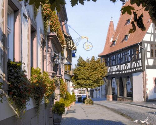 ミヒェルシュタットにあるHotel-Restaurant Drei Hasenの建物の並ぶ町の空き道