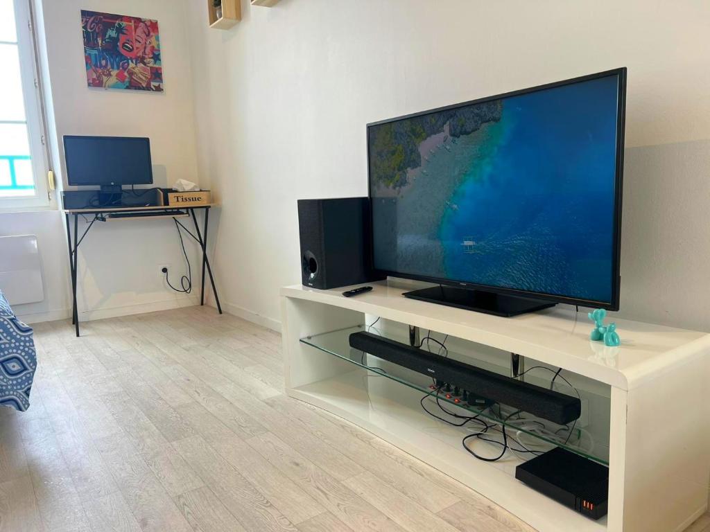 TV a/nebo společenská místnost v ubytování Beau Studio avec vue sur Mer et parking gratuit