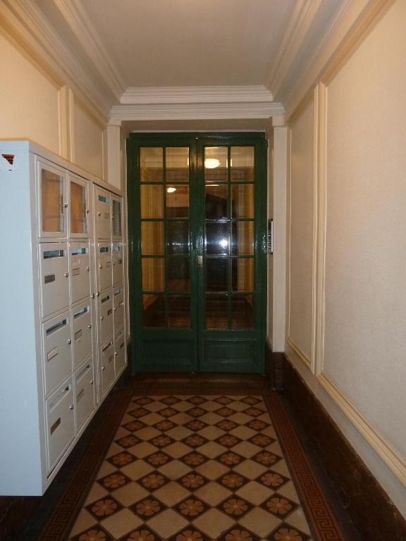 - un couloir avec une porte verte dans une chambre dans l'établissement Au coeur de Paris, à Paris