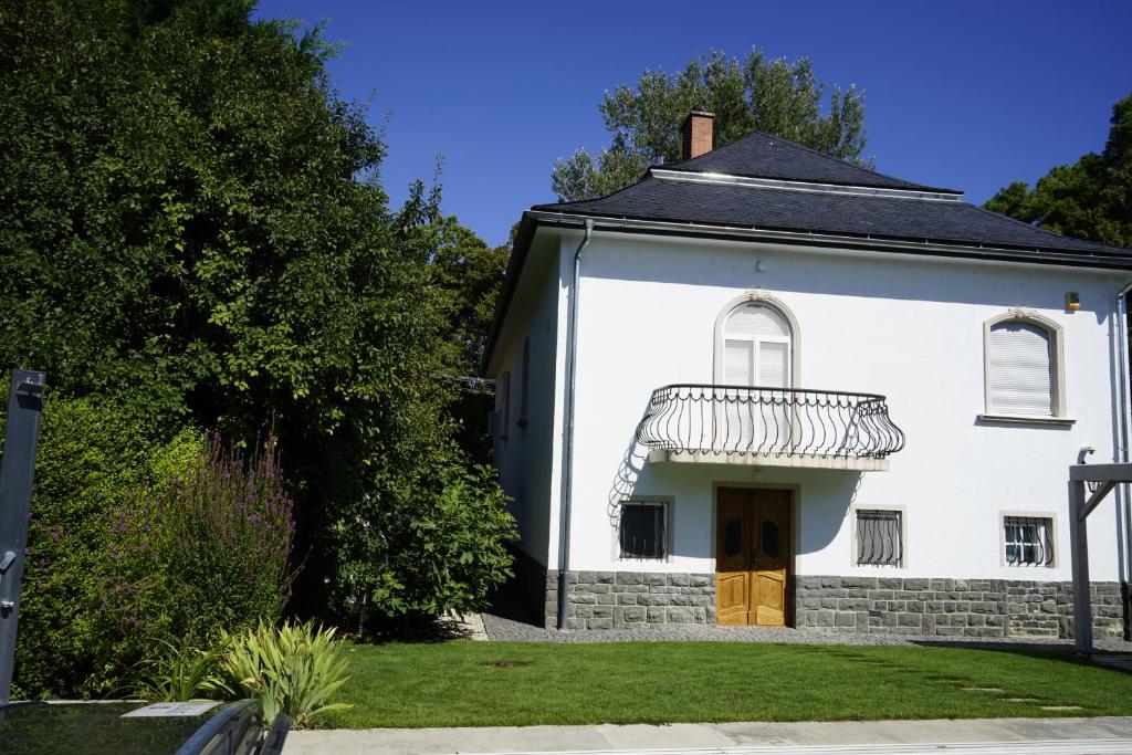 The building in which the holiday home is located