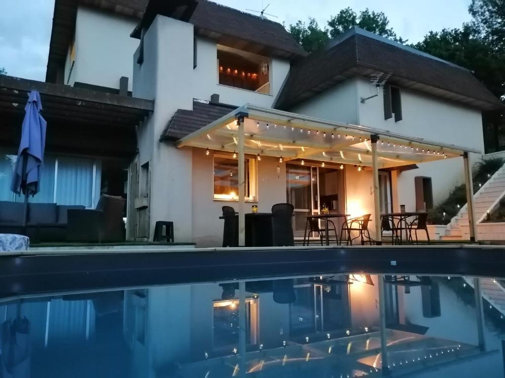 Bazén v ubytování LAPAUSEDEGOUT piscine chambres climatisées jacuzzi terrasse nebo v jeho okolí