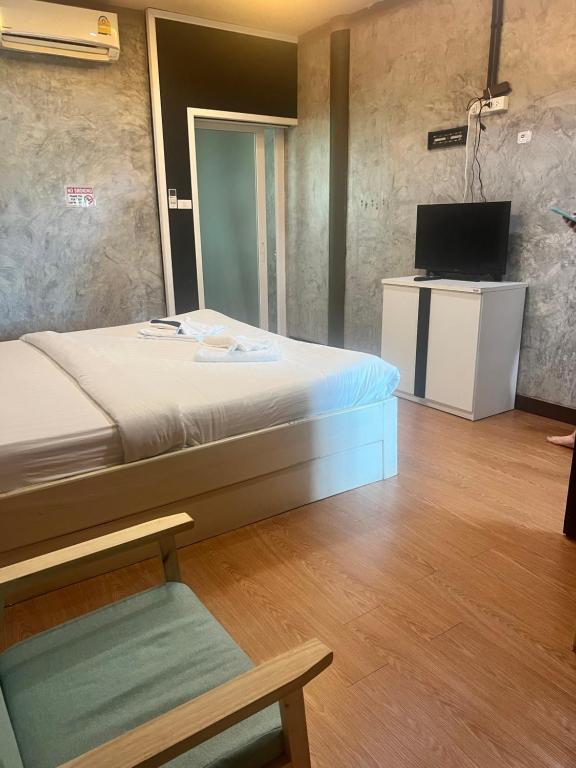 TV a/nebo společenská místnost v ubytování Revolution Kanchanaburi Adventure HQ