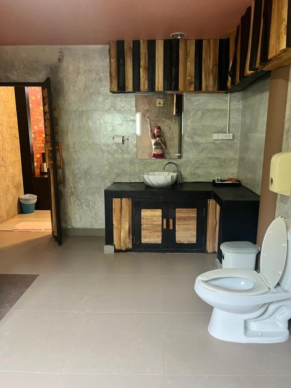 Kuchyň nebo kuchyňský kout v ubytování Revolution Kanchanaburi Adventure HQ