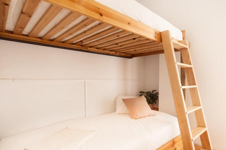 En eller flere senge i et værelse på Tenerife Surf Camp