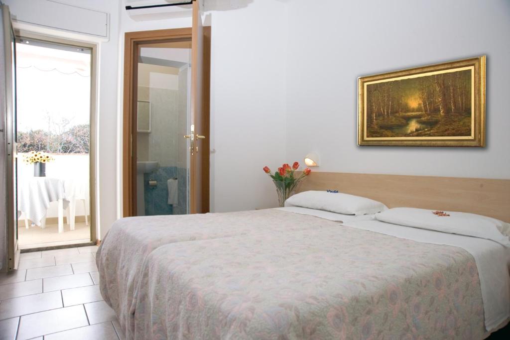 A bed or beds in a room at Hotel Villa Augusta