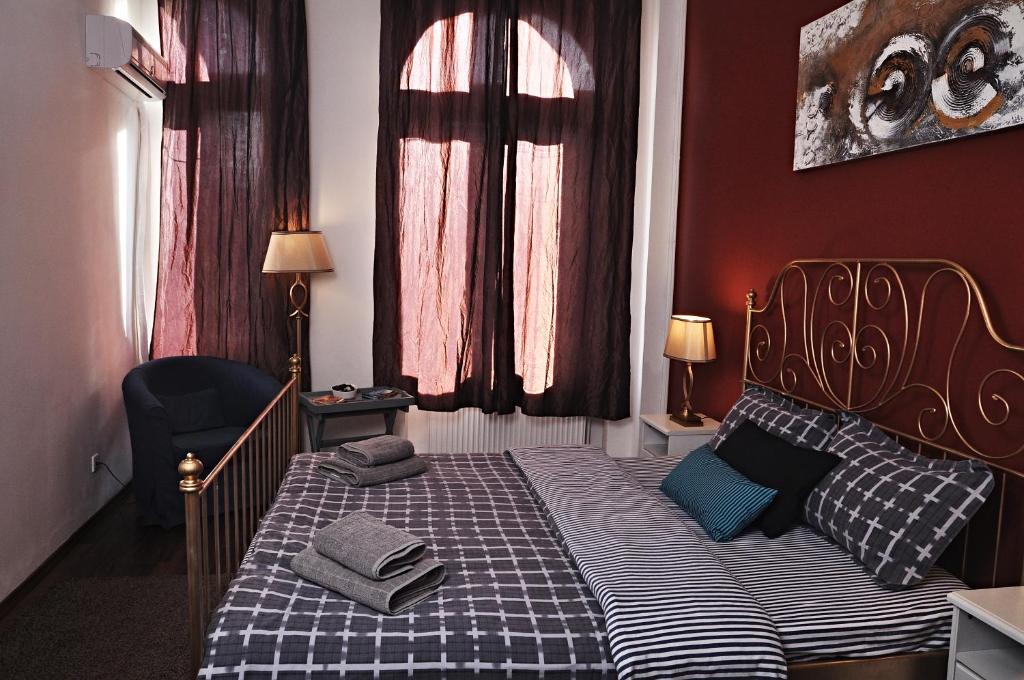 Postel nebo postele na pokoji v ubytování Antique Hostel