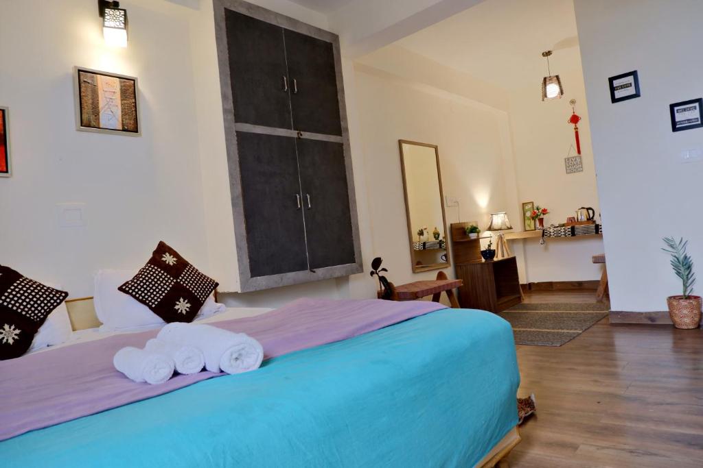 Postel nebo postele na pokoji v ubytování Utopia Hostels Dharamkot Mcleodganj