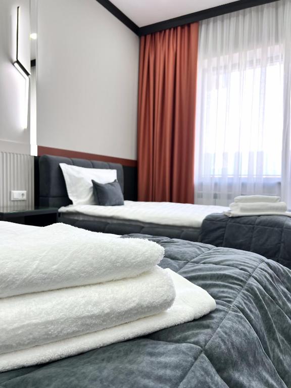 Postel nebo postele na pokoji v ubytování Suncor Hotel