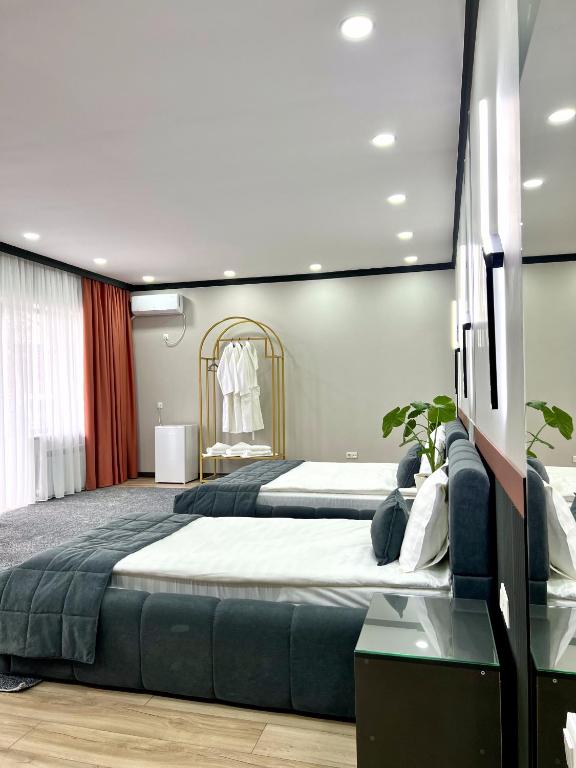 Postel nebo postele na pokoji v ubytování Suncor Hotel