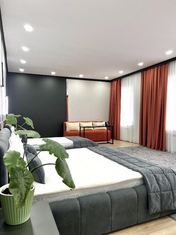 Postel nebo postele na pokoji v ubytování Suncor Hotel