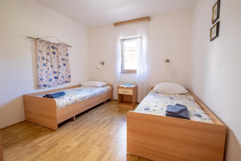 Łóżko lub łóżka w pokoju w obiekcie Apartments Irini