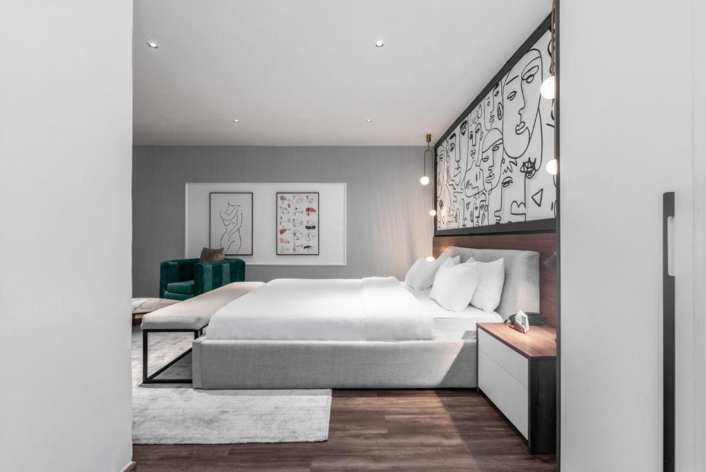 Postel nebo postele na pokoji v ubytování Ivy Lush Hotel
