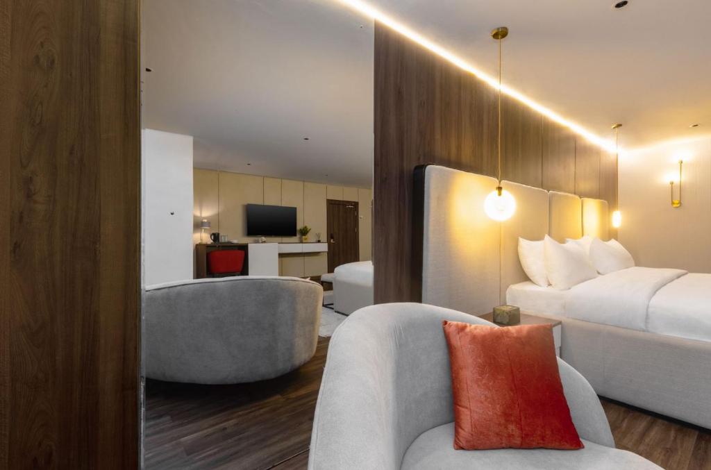 Postel nebo postele na pokoji v ubytování Ivy Lush Hotel
