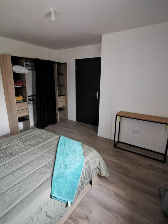 - une chambre avec un lit doté d'une couverture bleue dans l'établissement villa proche des plages de l' Espagne et Montagnes, au Boulou