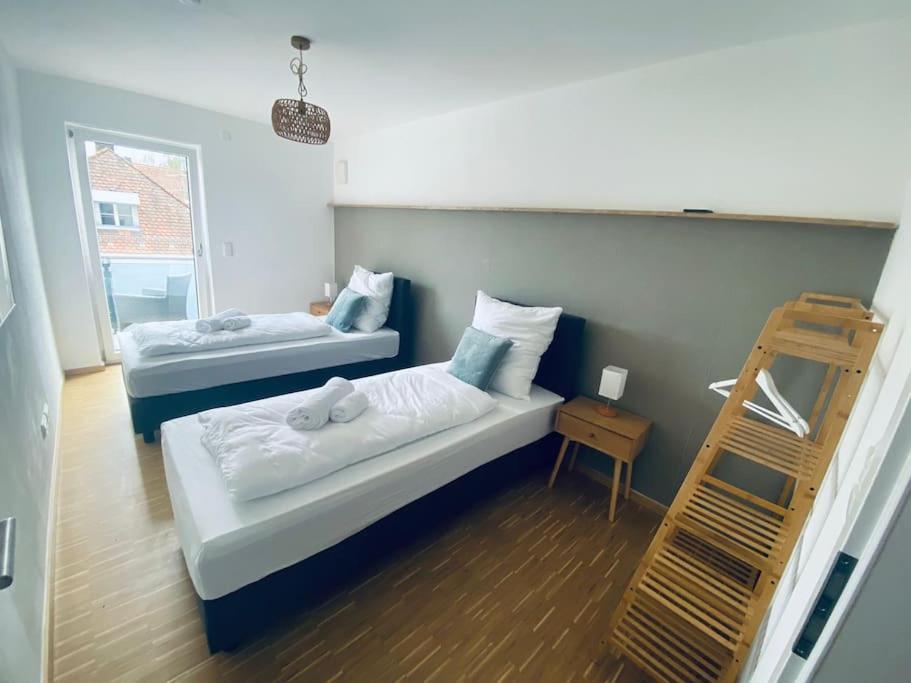 パッサウにあるDoreyHome P5 - Zentrale Apartment für 5 Pers nahe der Altstadt - parkplatz - Wlanのベッド2台と梯子が備わる部屋