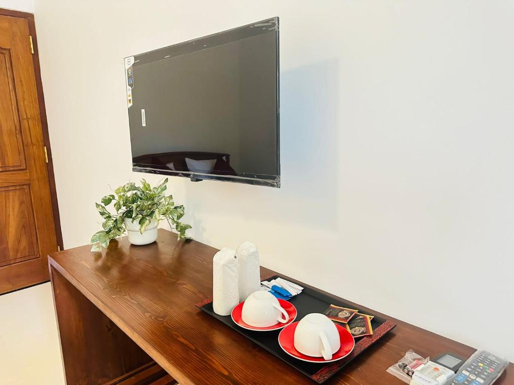 TV a/nebo společenská místnost v ubytování Kandy Lakeside Escape