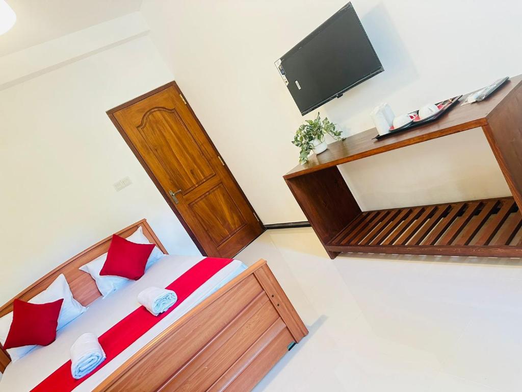 TV a/nebo společenská místnost v ubytování Kandy Lakeside Escape