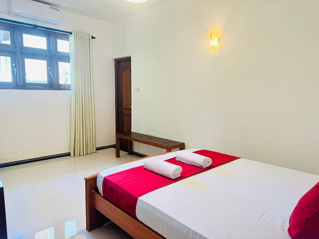 Postel nebo postele na pokoji v ubytování Kandy Lakeside Escape