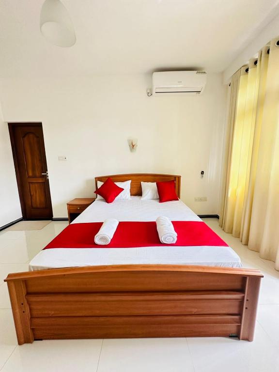 Postel nebo postele na pokoji v ubytování Kandy Lakeside Escape