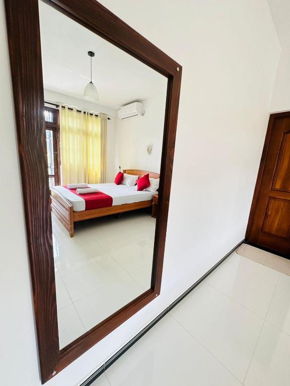 Postel nebo postele na pokoji v ubytování Kandy Lakeside Escape