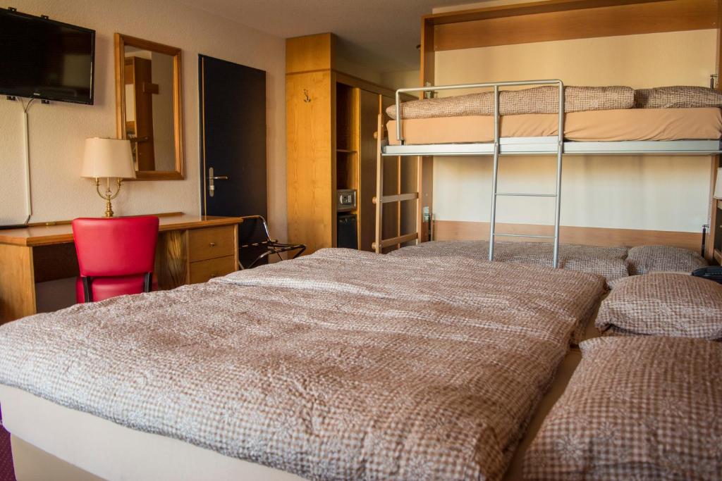 Postel nebo postele na pokoji v ubytování Alpine Classic Hotel
