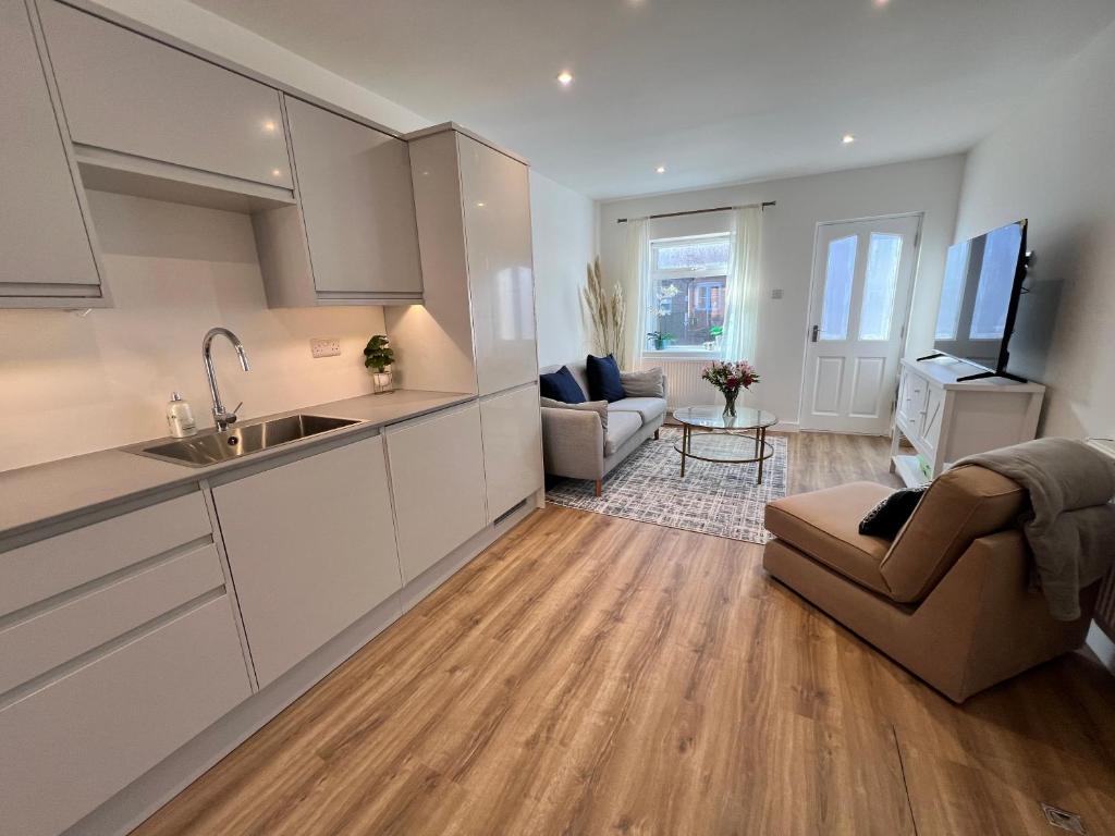 ブリッジノースにあるTwo Bedroom Bridgnorth Blissのキッチン、リビングルーム(ソファ、シンク付)