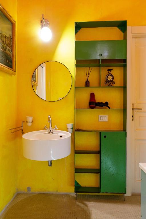 Koupelna v ubytování Camera con bagno privato vista mare Ortigia