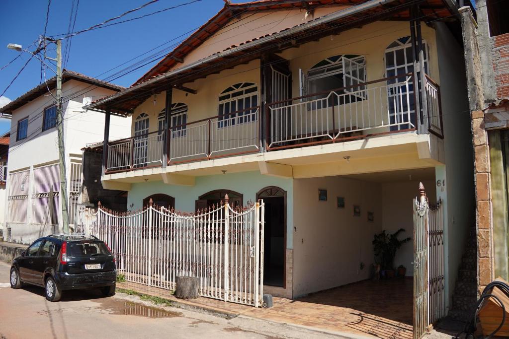 a car parked in front of a building with a balcony at Apartamento Confortável e Bem Localizado in Diamantina