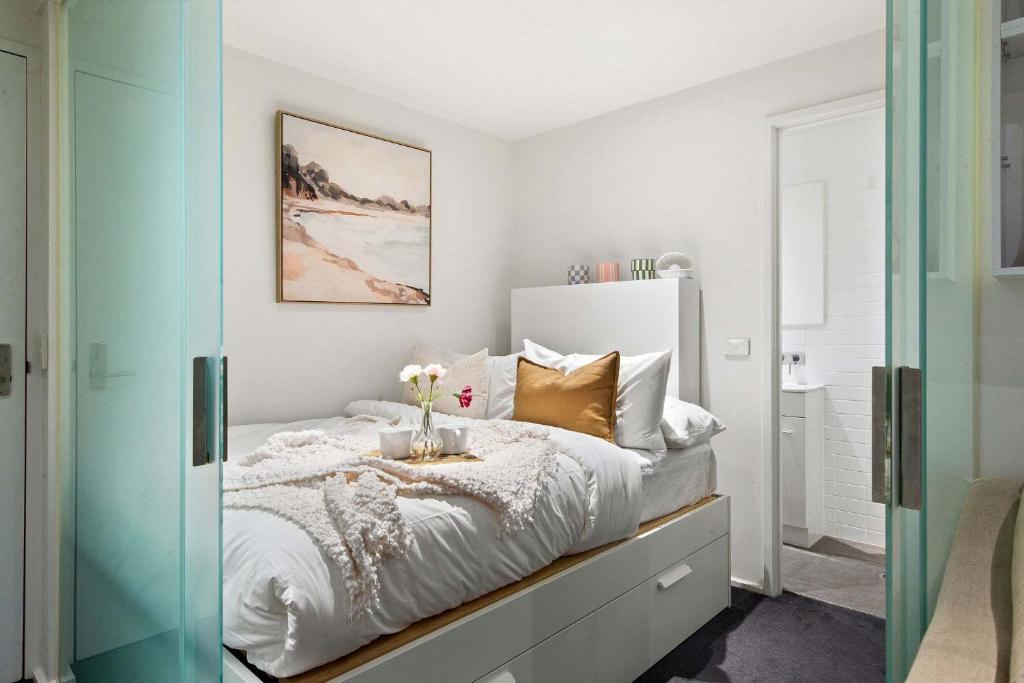 Postel nebo postele na pokoji v ubytování A Cozy CBD Studio Near Melbourne Central