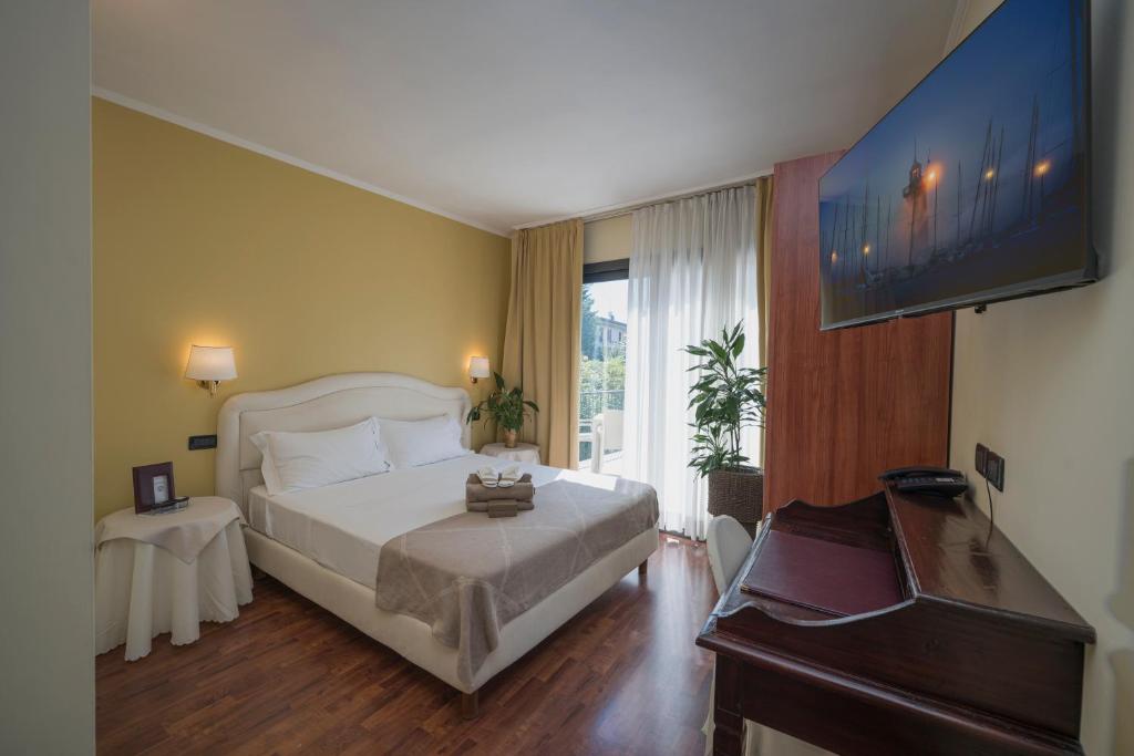 Postel nebo postele na pokoji v ubytování Admiral Hotel Villa Erme