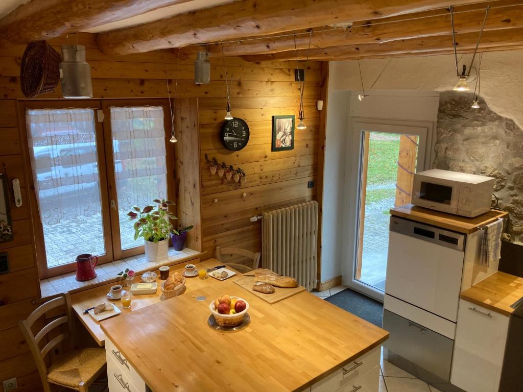 Kuchyň nebo kuchyňský kout v ubytování l'Echo des Glieres vue montagne centre village sauna & grill