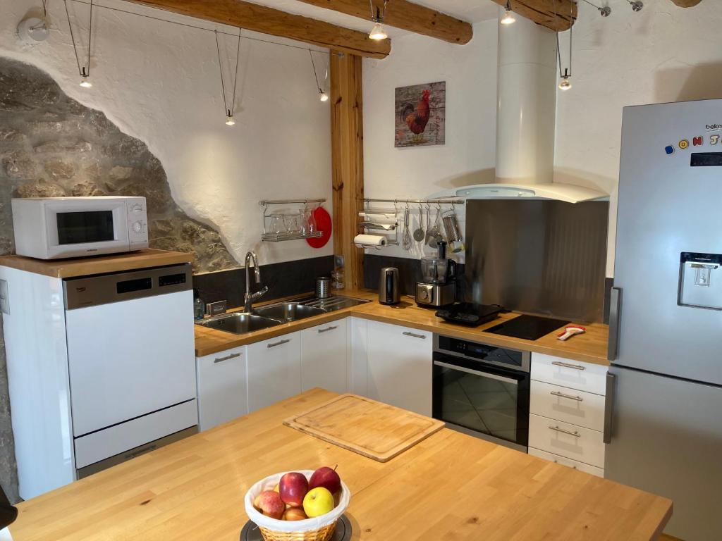 Kuchyň nebo kuchyňský kout v ubytování l'Echo des Glieres vue montagne centre village sauna & grill