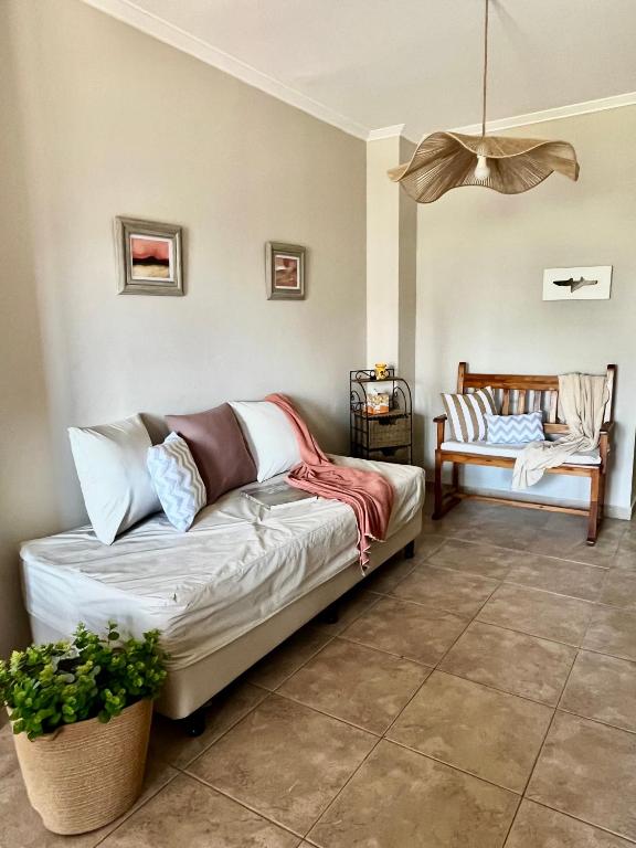 een woonkamer met een bank en een stoel bij Departamento Temporal Constituyentes in Santa Fe