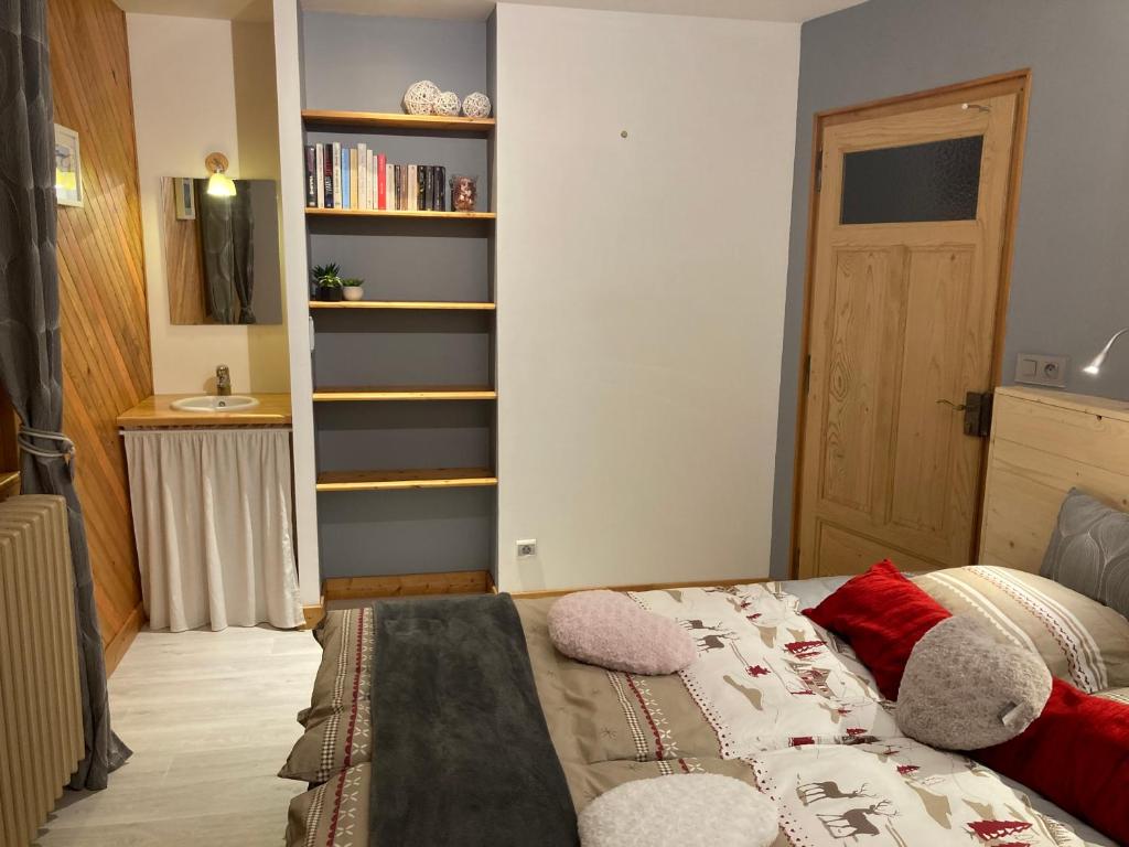 Postel nebo postele na pokoji v ubytování l'Echo des Glieres vue montagne centre village sauna & grill
