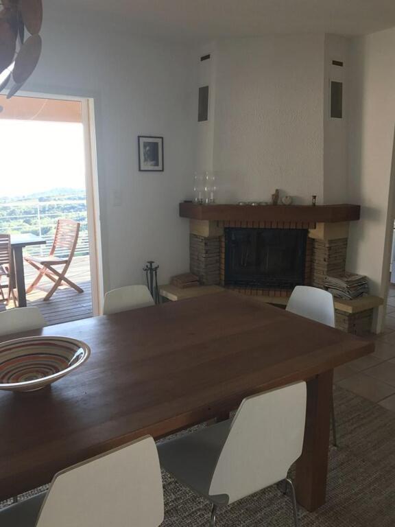 Posezení v ubytování Modern villa 5 double bedrooms, new AC, private pool and stunning view 800 m from beach