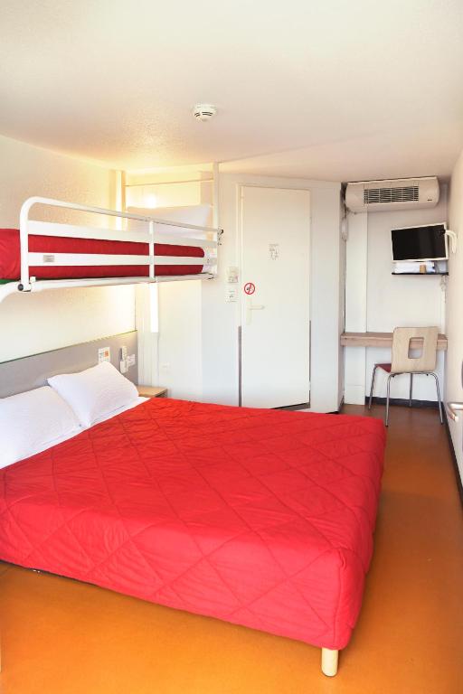 Premiere Classe Saint Nazaire - Trignac - Chambre Triple (1 Lit Double + 1 Lit Simple)