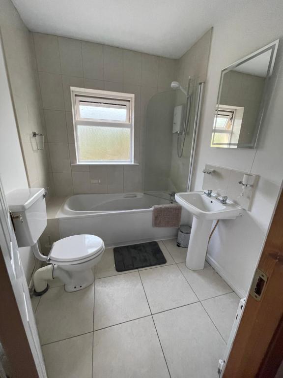 Bathroom sa Heathervue