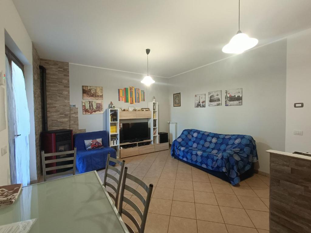 a living room with a couch and a table at House 39 in Capranica
