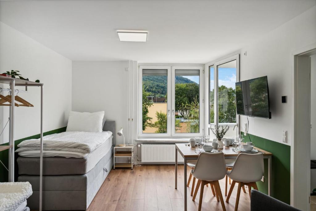 a bedroom with a bed and a table with chairs at Geschäftsreisetraum 3SZ 5P - Waschtrockner, Balkon in Oberkochen