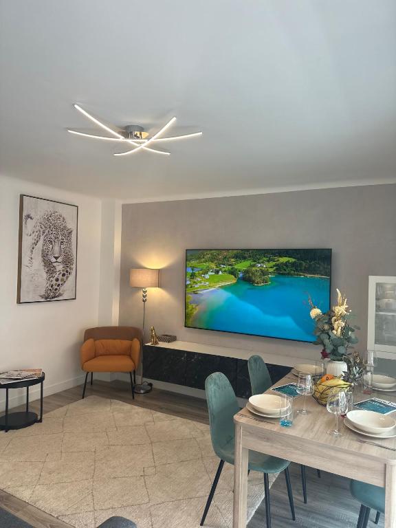 un salon avec une télévision à écran plat sur un mur dans l'établissement T3Appartement de luxe Croisette en face de la plage Martinez 80m2, à Cannes