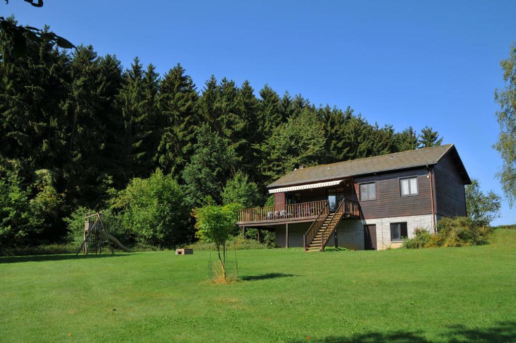 Swaens في Heure: منزل كبير مع سطح على حقل أخضر