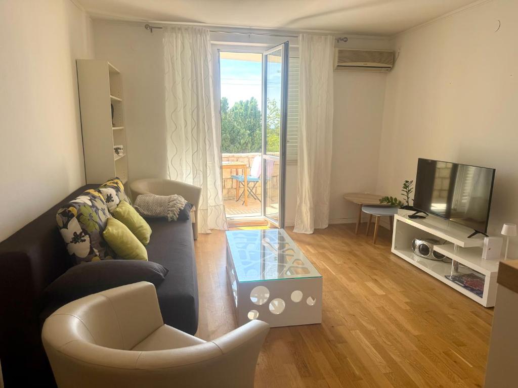 Televízia a/alebo spoločenská miestnosť v ubytovaní Perfect Sea View Terrace Apartment Zlatni Potok
