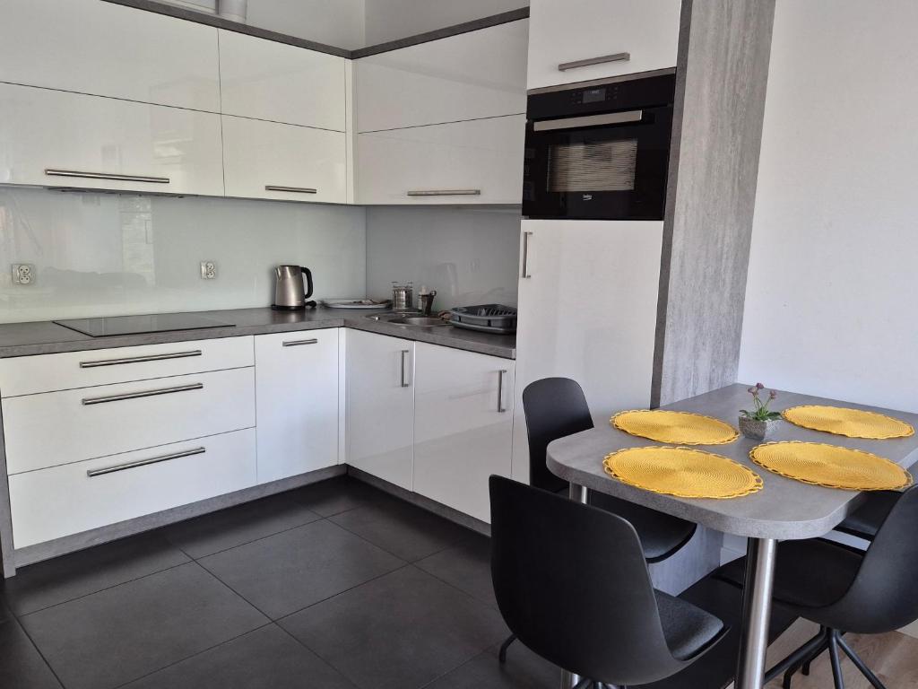 Kuchyňa alebo kuchynka v ubytovaní Apartament Vanessa w centrum 600 m od morza