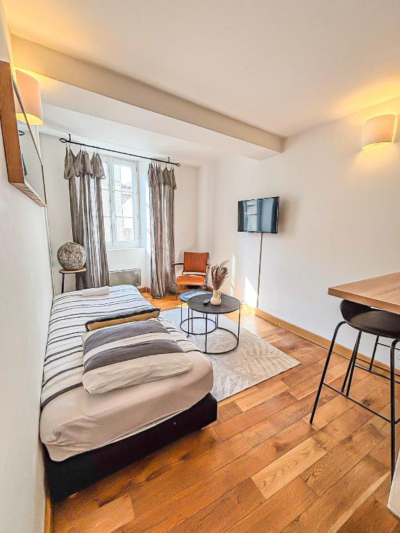 - une chambre avec 2 lits et un bureau dans l'établissement Les Saints Nico à 5 min Port, Gare & Centre, à La Rochelle