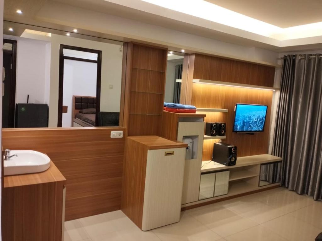 Μια τηλεόραση ή/και κέντρο ψυχαγωγίας στο apartemen gateway pasteur tower topaz by esti