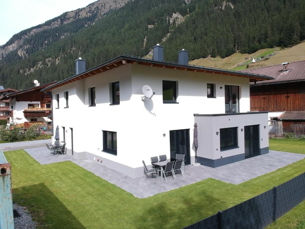 Casa blanca con patio en el patio en Apart Madeleine, en Sankt Leonhard im Pitztal