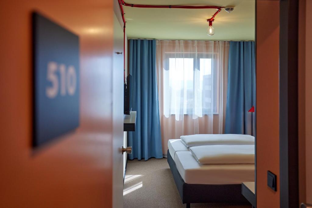 Postel nebo postele na pokoji v ubytování McDreams Hotel Stuttgart-City