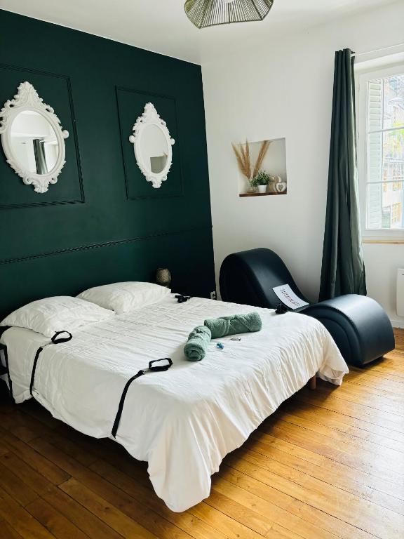 - une chambre avec un grand lit et 2 chaises dans l'établissement Romantique Room balneo, à Grenoble