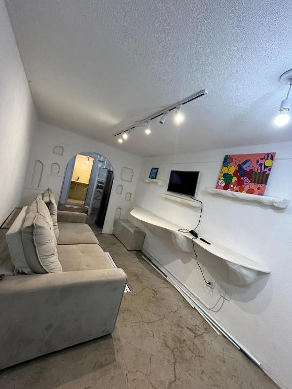 a living room with a couch and a sink at Apartamento no Centro de Londrina in Londrina
