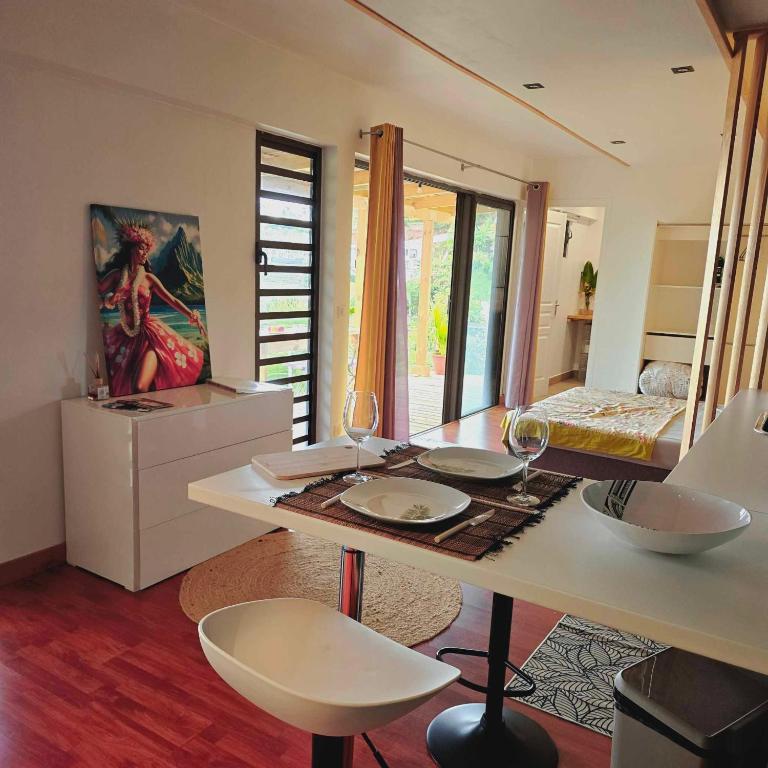 Ruang duduk di Fare Toahana, accommodation with a ocean view